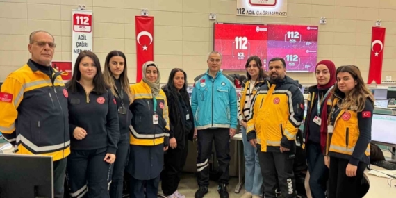 Sağlık çalışanları yoğun kar yağışında sahada görev başında