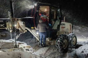 Sağlık ekipleri greyder eşliğinde 1 yaşındaki Mina’ya ulaştı