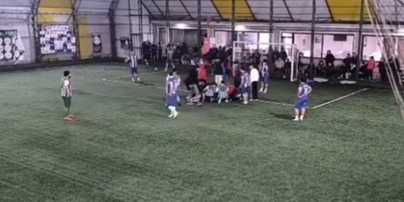 Sahada yürekler ağza geldi: Futbolcunun dili boğazına kaçtı, hakem saniyelerle kurtardı