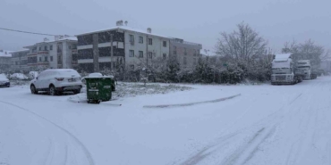 Sakarya yeni yıla karla uyandı: Şehir merkezinde lapa lapa yağıyor