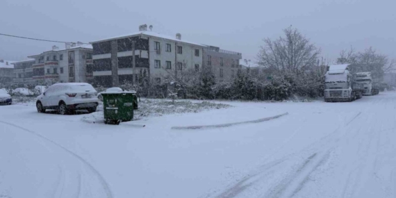 Sakarya yeni yıla karla uyandı: Şehir merkezinde lapa lapa yağıyor