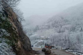 Şalpazarı-Beşikdüzü karayolunda heyelan