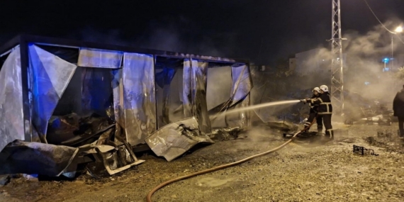 Samandağ’da konteyner yangını