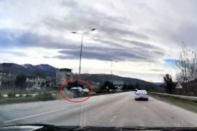Samsun’da cenaze dönüşü 4 kişinin yaralandığı kaza araç kamerasına yansıdı