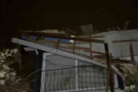 Samsun’da fırtına etkili oldu: Çatılar uçtu, ağaçlar devrildi