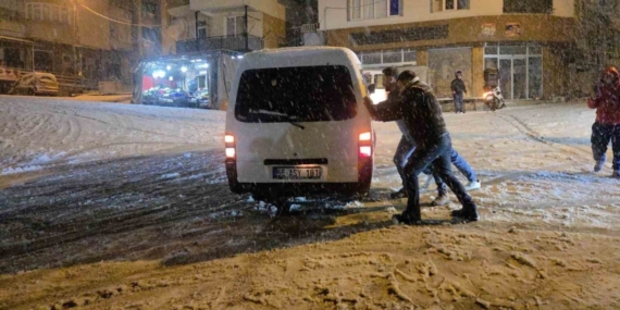 Samsun’da kar çocuklara eğlence, sürücülere çile oldu