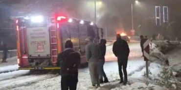 Samsun’da karlı yokuşta cip alev aldı