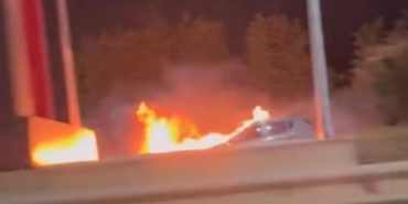 Sancaktepe’de otomobil alev alev yandı