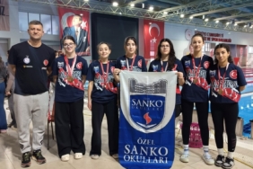 SANKO Okulları genç kız yüzme takımı, bölge şampiyonu oldu