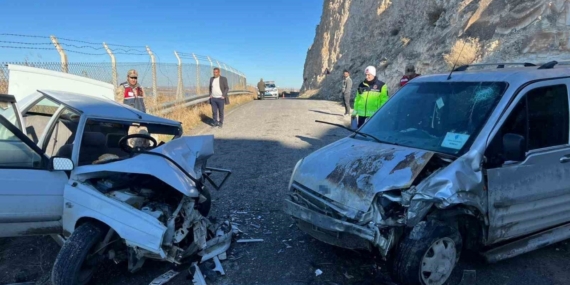 Şanlıurfa’da 2 araç çarpıştı: 3 yaralı