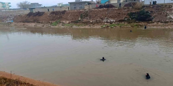 Şanlıurfa’da sulama kanalına düşen otomobilin sürücüsünü arama çalışmaları sürüyor