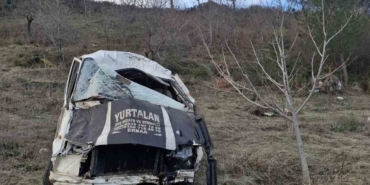 Şarampole devrilen minibüs hurda yığınına döndü: 1 yaralı