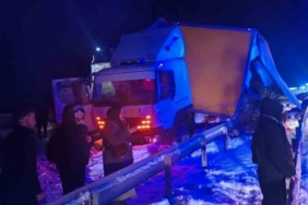 Sarıkamış’ta otobüs kamyona çarpı: 9 yaralı