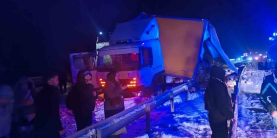 Sarıkamış’ta otobüs kamyona çarpı: 9 yaralı