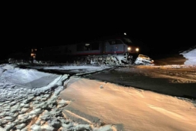 Sarıkamış’ta yük treni otomobile çarptı: 1 yaralı