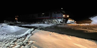 Sarıkamış’ta yük treni otomobile çarptı: 1 yaralı