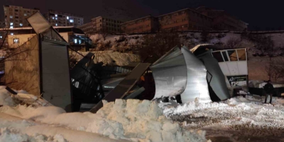 Sason’da yoğun kar yağışı nedeniyle iş yerinin çatısı çöktü