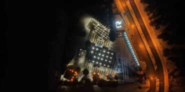 Şehitlikte yılbaşı gecesi: Aileler dualarla yeni yıla girdi