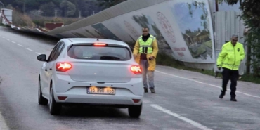 Selçuk’ta fırtına yol kenarında dev panoları yola savurdu