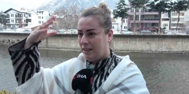 Selfie yapan çifte soğuk şok: Tentedeki karlar üstlerine döküldü