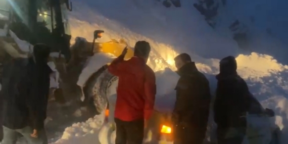 Şemdinli’de çığ altında can pazarı: Karayolları ekipleri zamanla yarışarak 3 kişiyi kurtardı