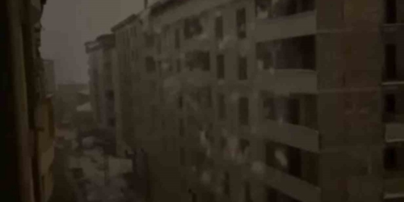 Şemdinli’de tonlarca ağırlıktaki kar kütlesi elektrik direklerini devirdi