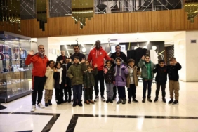 Senegalli futbolcu Mame Thiam, Dicle’de yenilettiği köy okulunun öğrencileriyle buluştu