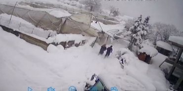 Seraların çökme anı kamerada: Kar altında kaldı, komşularının yardımıyla kurtarıldı