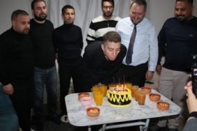 Sevgi Evlerinden ayrılan gence doğum günü sürprizi