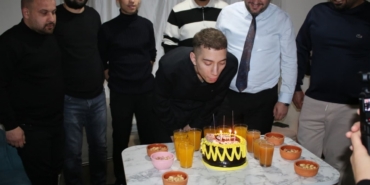 Sevgi Evlerinden ayrılan gence doğum günü sürprizi