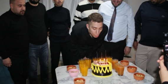 Sevgi Evlerinden ayrılan gence doğum günü sürprizi