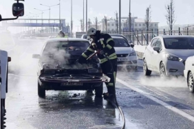 Seyir halindeki otomobil yandı