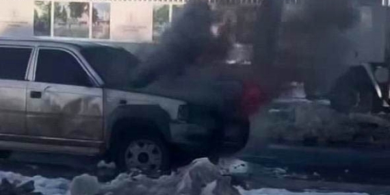 Seyir halindeki pikap alev aldı