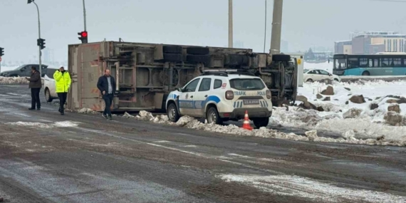 Seyir halindeki tır kayganlaşan yolda devrildi