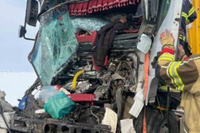 Seyir halindeki tır, park halindeki tıra çarptı: 1 yaralı