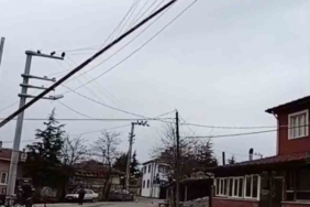 Seyitgazi’de dev bayrak direği elektrik tellerinin üzerine devrildi