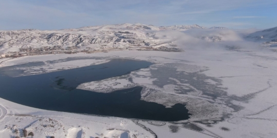 Sibirya soğuklarının hakim olduğu Van’da Sıhke Göleti’nin yüzeyi dondu