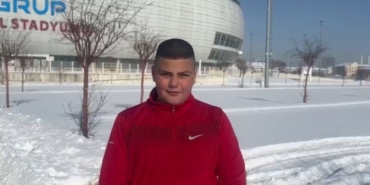 ‘Sıcak sevmiyorum’ dedi, Sibirya soğuklarında karda yuvarlandı