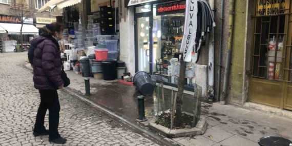 Şiddetli fırtına ortalığı birbirine kattı