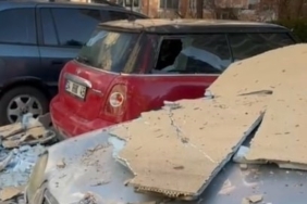 Şiddetli fırtınadan dolayı sökülen dış yalıtım malzemeleri üzerine düştükleri otomobillerin hasar almasına neden oldu