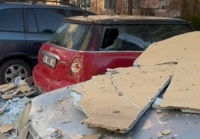 Şiddetli fırtınadan dolayı sökülen dış yalıtım malzemeleri üzerine düştükleri otomobillerin hasar almasına neden oldu