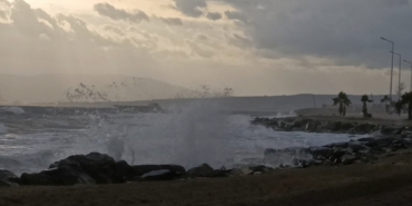 Şiddetli lodos Marmara’yı vurdu: Tekirdağ sahil dalgalarla kaplandı