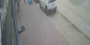 Şiddetli lodos tabelayı kopardı, facia kıl payı atlatıldı