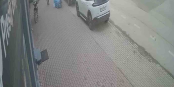 Şiddetli lodos tabelayı kopardı, facia kıl payı atlatıldı