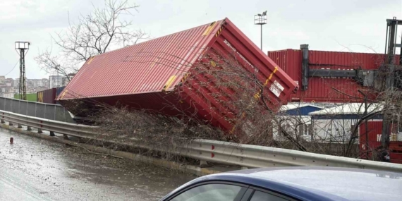 Şiddetli rüzgar eski gümrük sahasında konteynırları devirdi