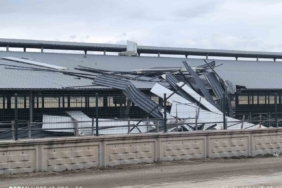 Şiddetli rüzgar işyerinin çatısını ucurdu