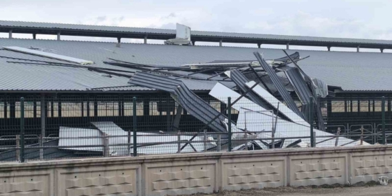 Şiddetli rüzgar işyerinin çatısını ucurdu