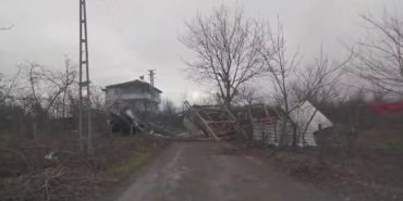 Şiddetli rüzgar ortalığı savaş alanına çevirdi: Yıkılan ağaçlar ve baraka yolu kapattı