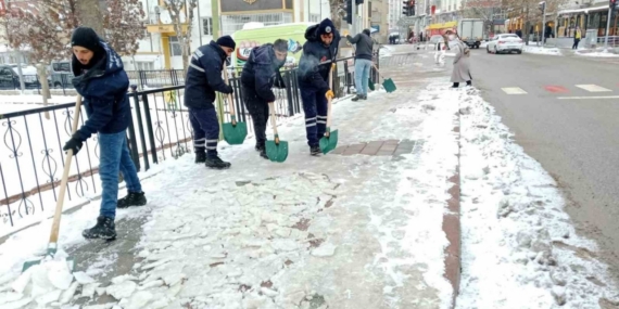 Siirt Belediyesinin karla mücadele çalışmaları aralıksız devam ediyor
