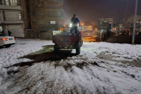 Siirt’te kar küreme ve tuzlama çalışmaları devam ediyor